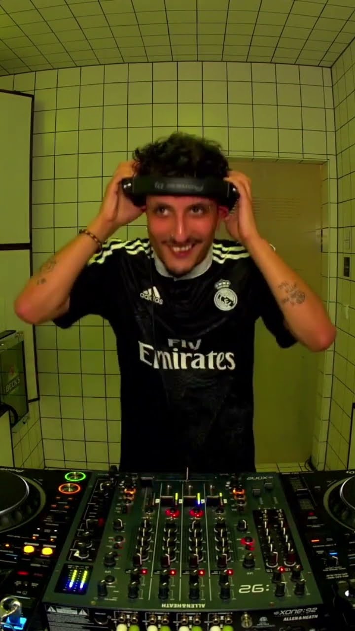 Adrián Mills Dribbling on the Faders #dj #electronicmusic #hörberlin #shorts